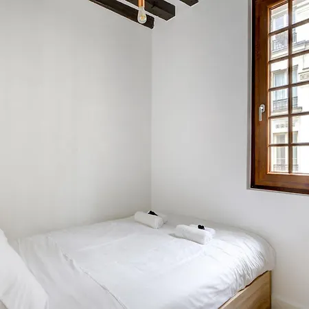 Апартаменты Luminous Flat In Le Marais Париж